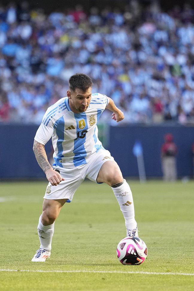 半场：科莫1-0萨索洛，杜维卡斯破门，尼科-帕斯倒钩射门被扑（半场战报：科莫暂1-0萨索洛，杜维卡斯建功，尼科-帕斯倒钩被扑出）