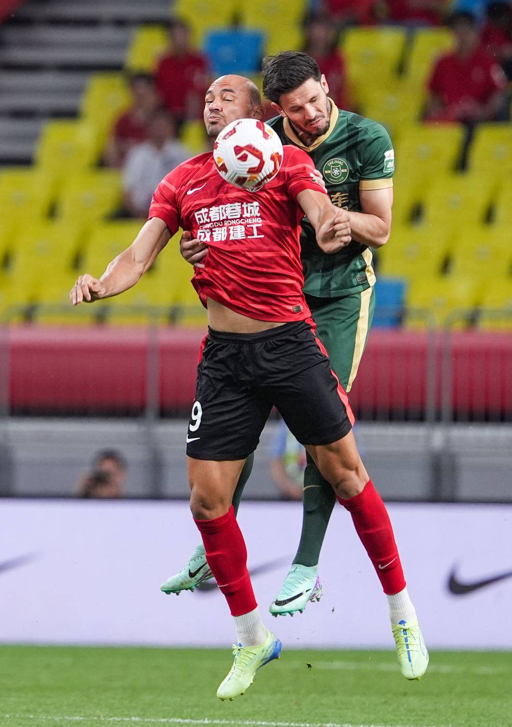 半场战报：那不勒斯1-0尤文，霍伊伦7分钟闪击，内雷斯助攻（半场快报：那不勒斯1-0领先尤文，霍伊伦第7分钟破门，内雷斯送出助攻）