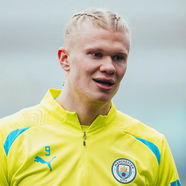 排面，泰州当地路牌上写着“苏超冠军城，泰州欢迎您”（泰州路牌打出“苏超冠军城，泰州欢迎您”，排面十足）