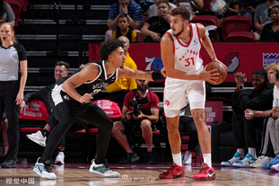 马竞表彰50年以上的老会员，球队主席塞雷佐出席并颁发纪念章（马竞为入会50年以上资深会员授勋，主席塞雷佐亲临颁发纪念章）