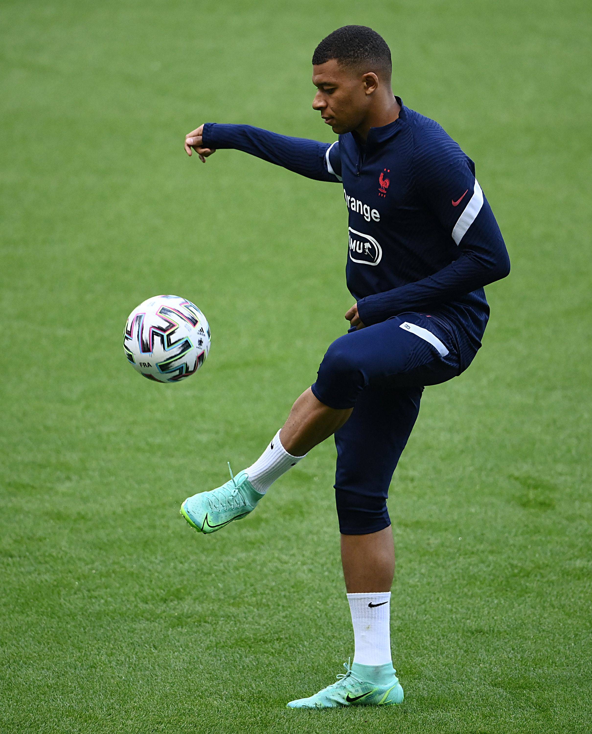 因全队近两年未收到奖金，正备战世非预附加赛的尼日利亚队抵制了训练（奖金两年未发，备战世非预附加赛的尼日利亚队集体罢训）