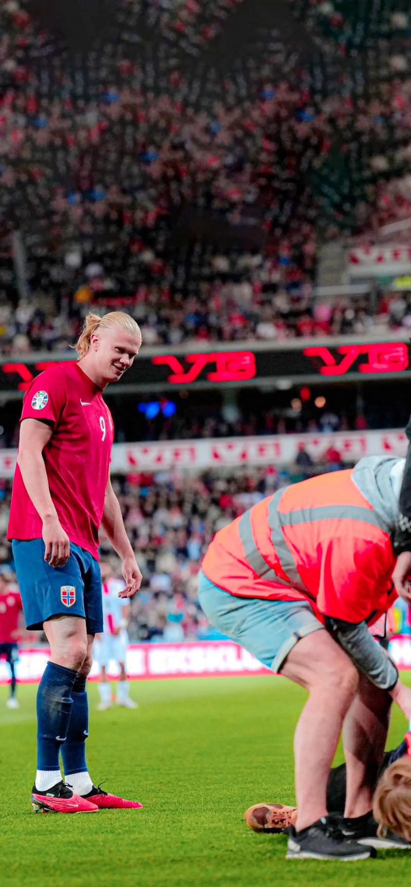 球星赛后向看台深深鞠躬（赛后球星面向看台致以深深一礼）