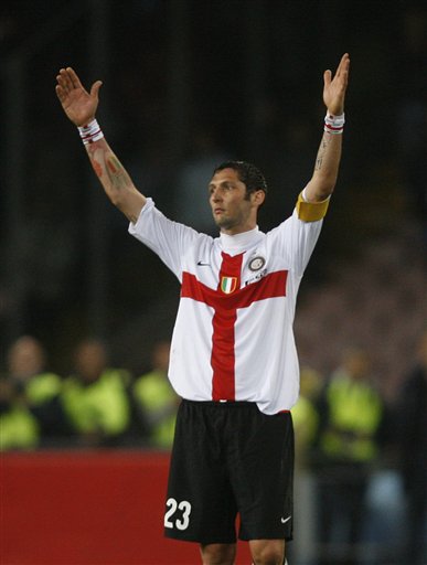 尤文全队和球迷一起出现在登机口，斯帕莱蒂和球迷们友好互动（尤文全队与球迷同现登机口，斯帕莱蒂亲切互动）