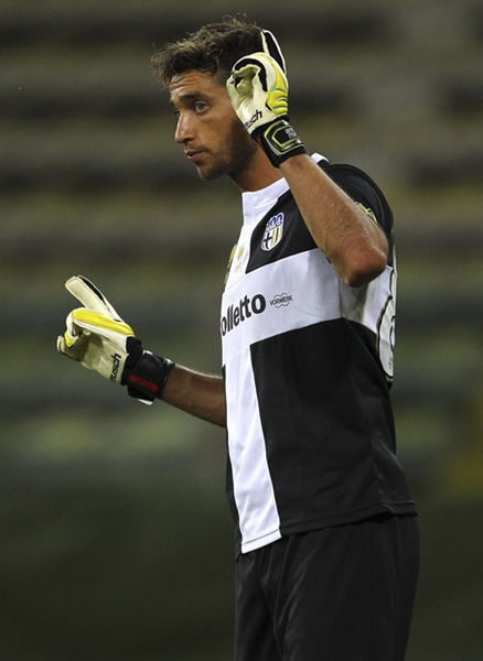 感谢恩师，出自崇明基地的海港球员将奖牌挂在徐根宝脖子上（海港球员将奖牌挂在徐根宝颈间，致谢崇明恩师）